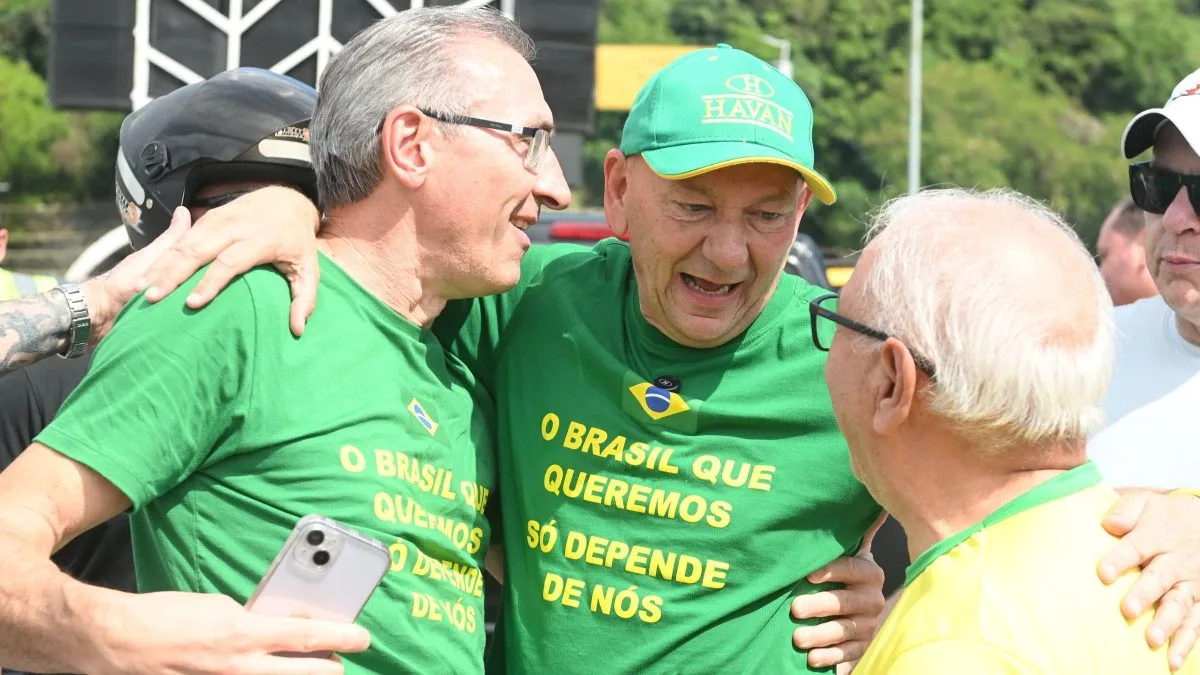 ‘Moto Patriota’ de Luciano Hang chama atenção em motociata de Flávio Bolsonaro em SC