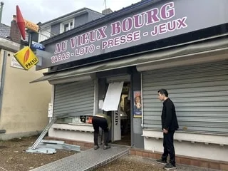 Un bureau de tabac pillé, des poubelles et une voiture brûlées : une soirée de méfaits à côté du Mans