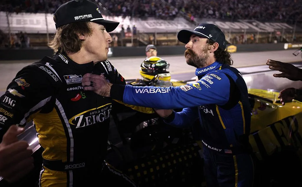 Пилоты NASCAR устроили драку после финиша гонки