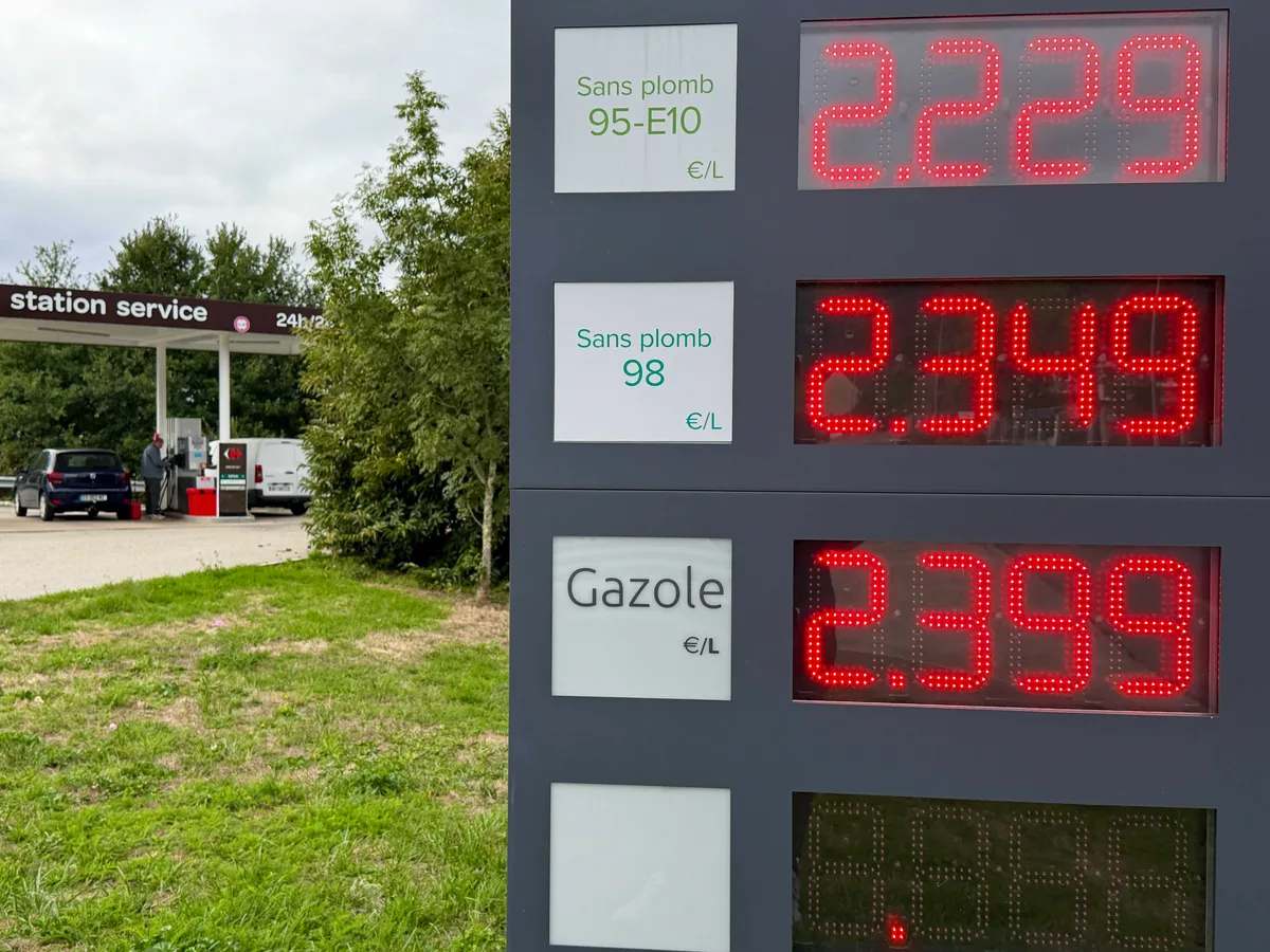 "Il faut penser à notre porte-monnaie" : vu d'une station essence dans la Creuse, l'accord Trump-Poutine divise