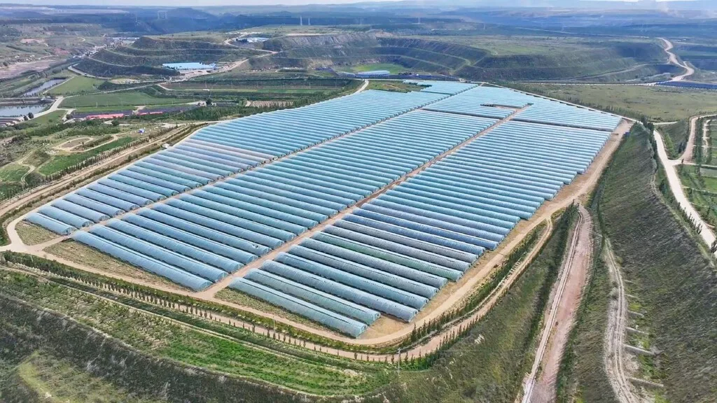 China tiene un problema con las tierras arrasadas por las minas de carbón. Ahora está llenándolas de cultivos e invernaderos
