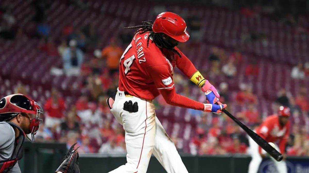 Reds’ De La Cruz wins game in extras with first career walk-off hit