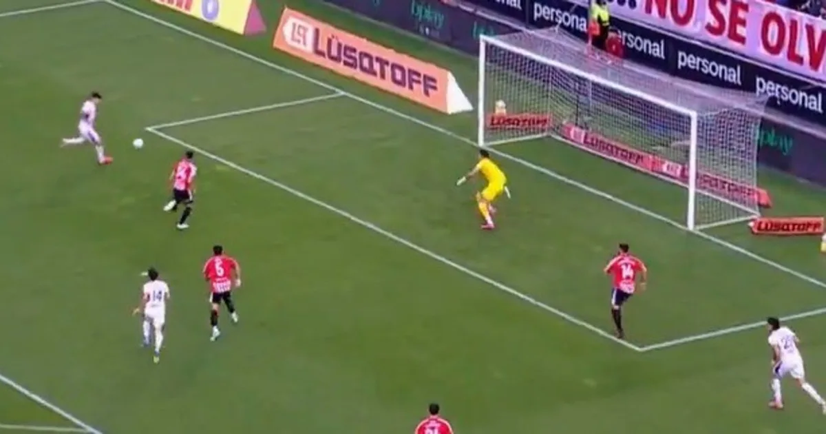 Video: la tremenda doble atajada del arquero de Estudiantes al minuto de partido ante San Lorenzo