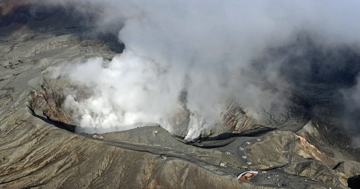 熊本・阿蘇山、噴火警戒レベル「3」に引き上げ 入山を規制