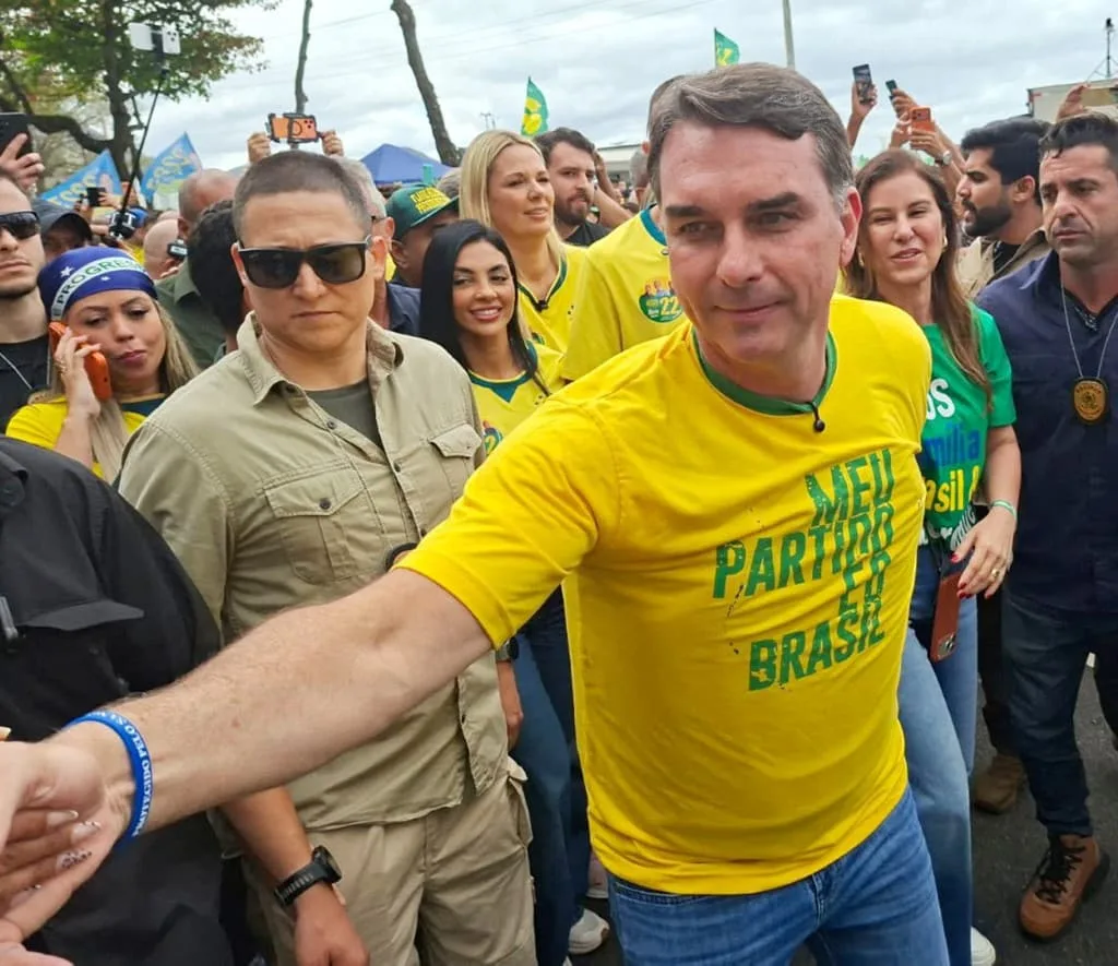 Campanha de Flávio Bolsonaro tenta fisgar ex-marqueteiro de Caiado, mas leva “não”