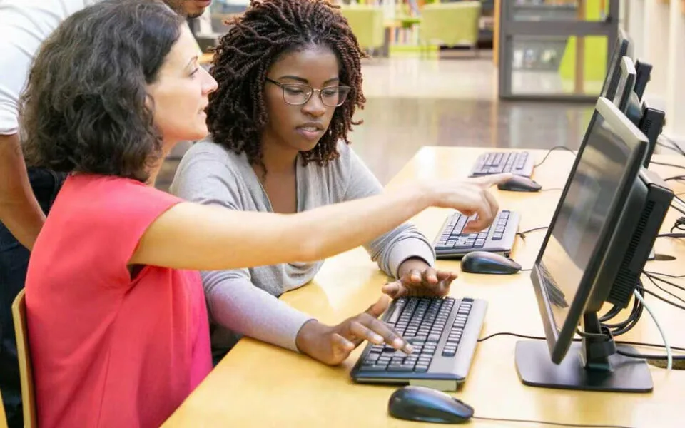 Mulheres são mais de metade da força de trabalho no turismo, mas só 7% chegam à gestão de topo