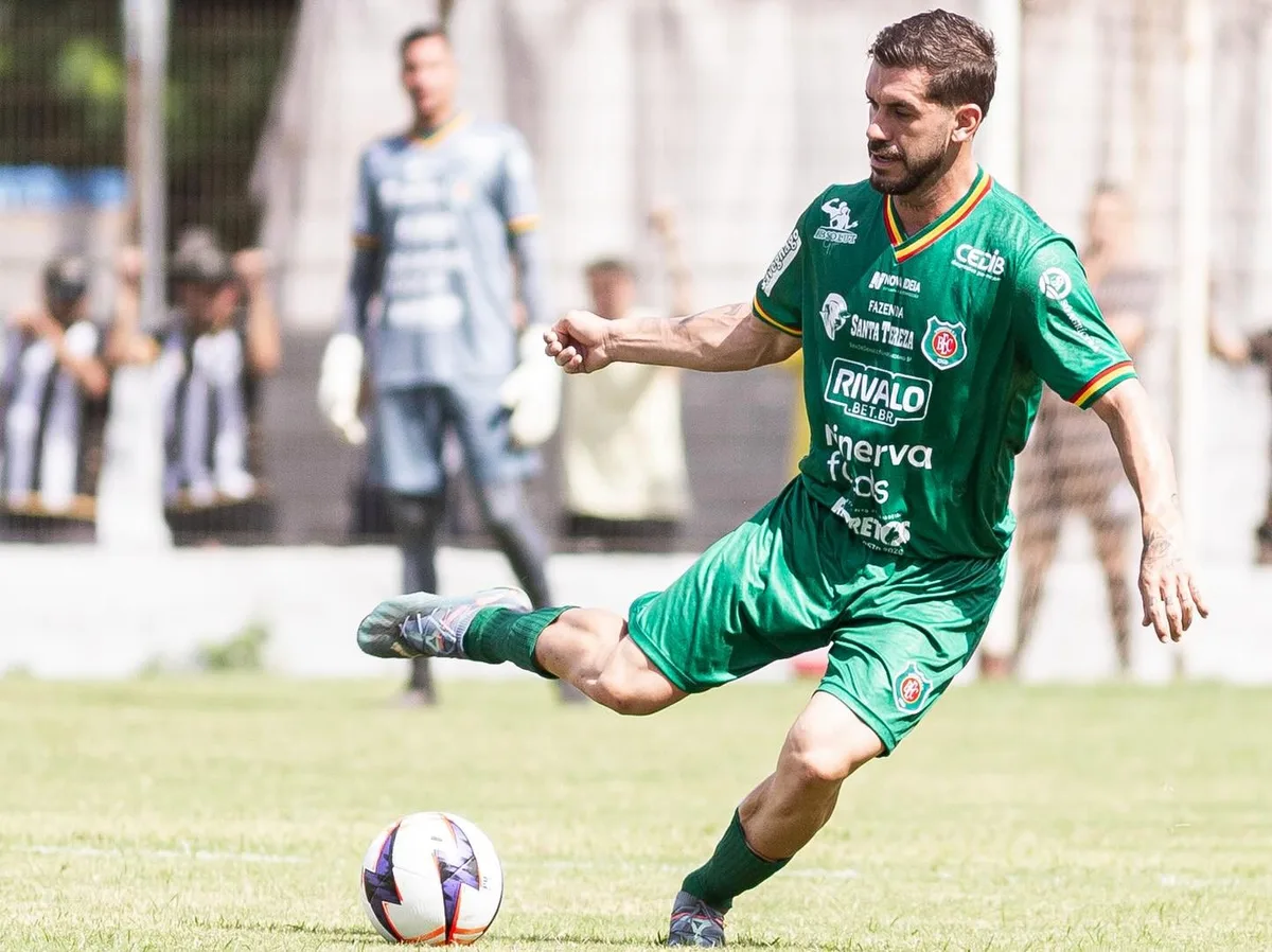 Paulista anuncia a contratação do volante Léo Alves