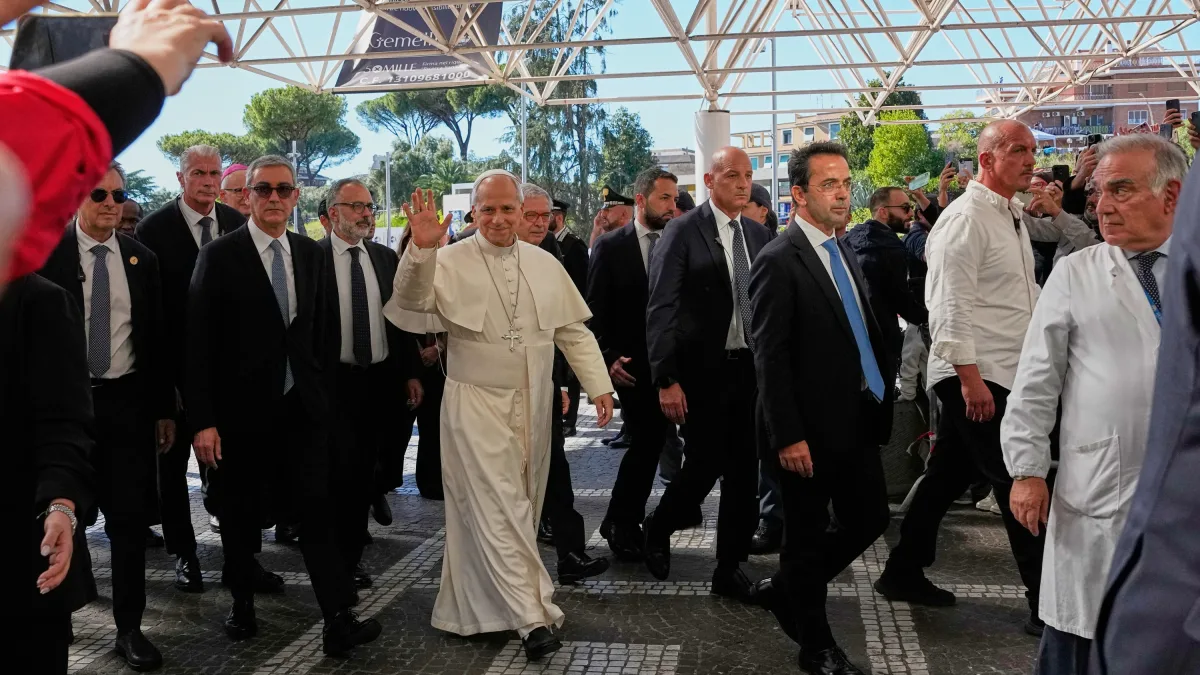 Leo XIV.: Vatikan: Papst kann Krankenhaus verlassen