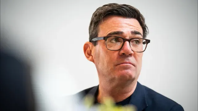 Primeiro-ministro britânico trocou mensagens com falso assessor de Trump