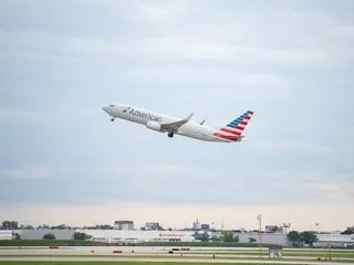 Deux avions avec le même indicatif radio volent très près l’un de l’autre, l’accident évité grâce au contrôleur aérien