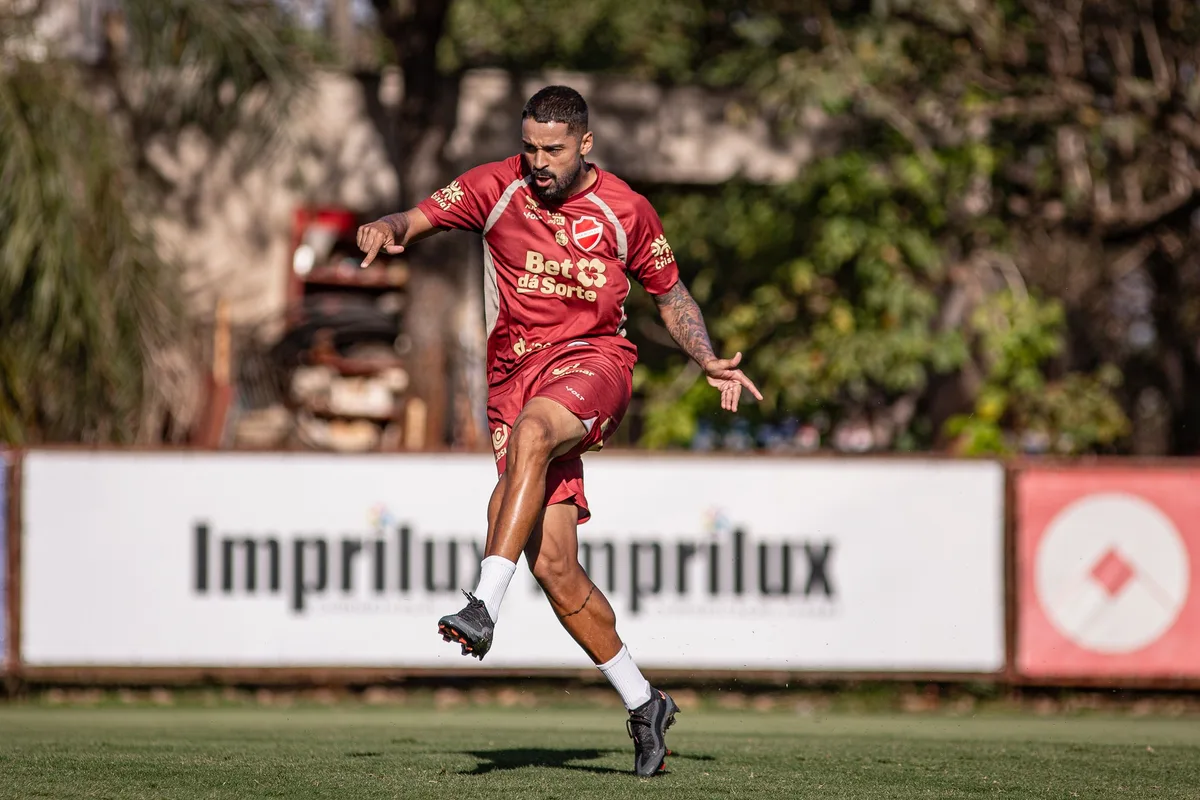Vila Nova pode ter mudança no comando de ataque para o clássico contra o Atlético-GO