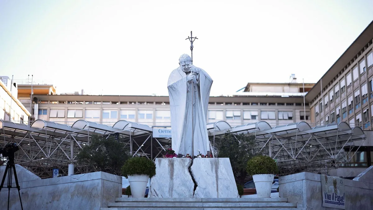 El papa León XVI retoma su actividad laboral desde el hospital Gemelli