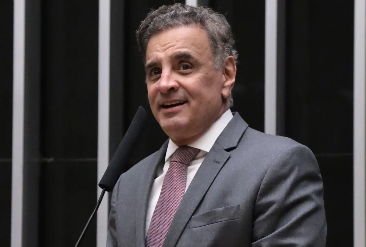 Aécio Neves volta atrás e lança candidatura ao Senado em MG
