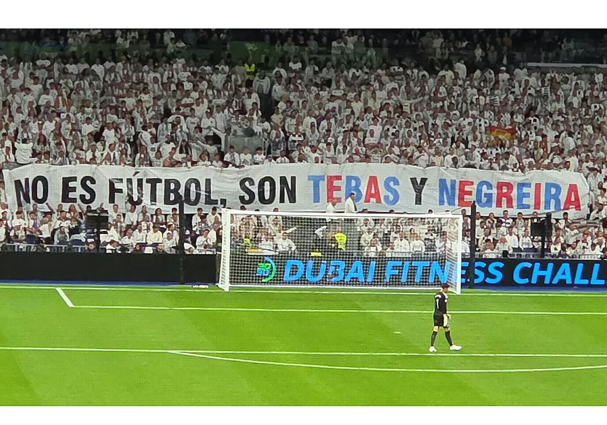 Pancarta y gritos contra Tebas en el Bernabéu