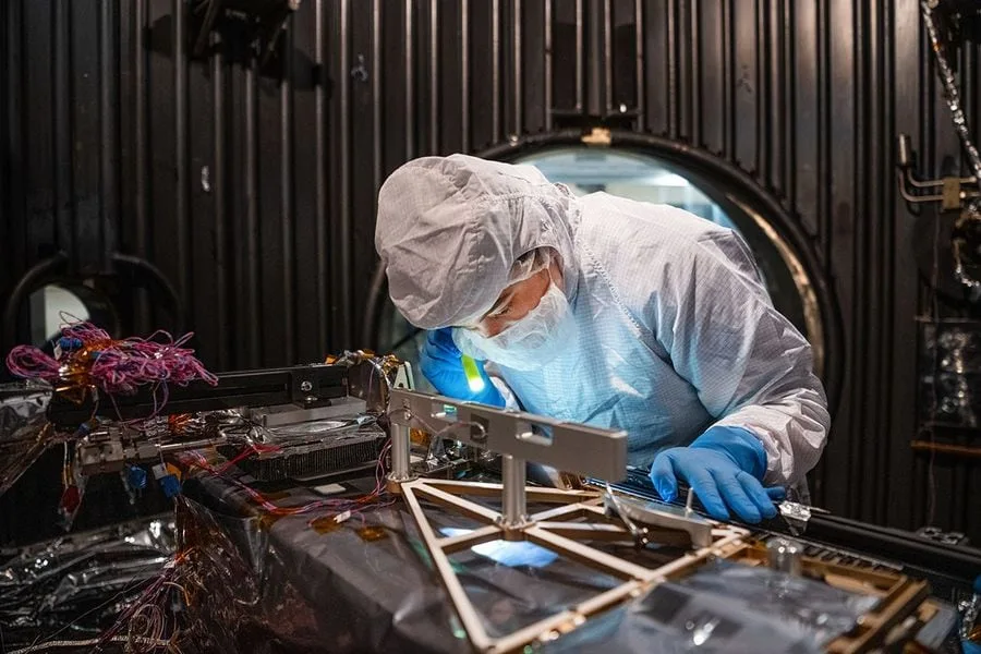 La NASA terminó una “maleta” que escuchará terremotos en la Luna desde el polo sur