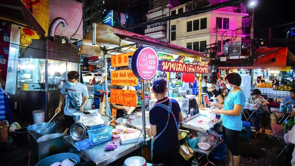 Thaïlande: à Bangkok, la street-food est poussée hors des trottoirs