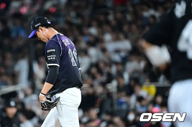 [사진]KT 김민수, '몸 맞는 공 내주며 밀어내기 실점'