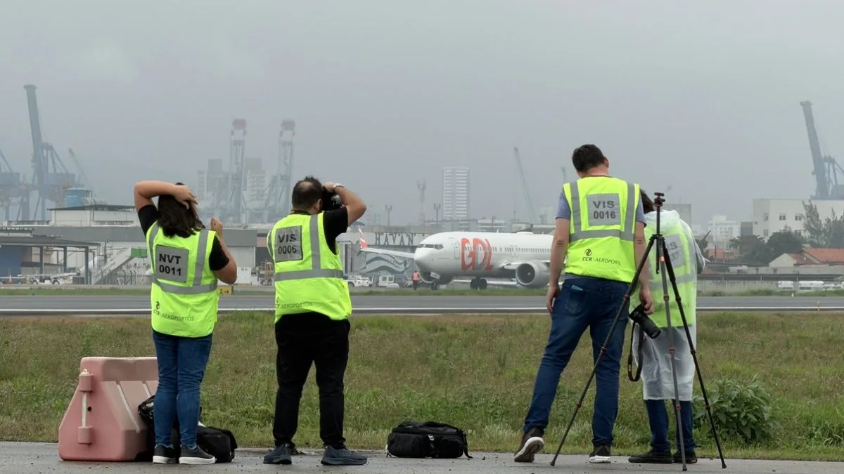 Apaixonados por aviação de todo o país se reúnem em aeroporto de SC para fotografar em área restrita: ‘colado nos aviões’