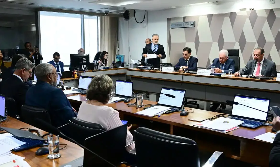 CCJ do Senado aprova PEC que acaba com jornada 6×1