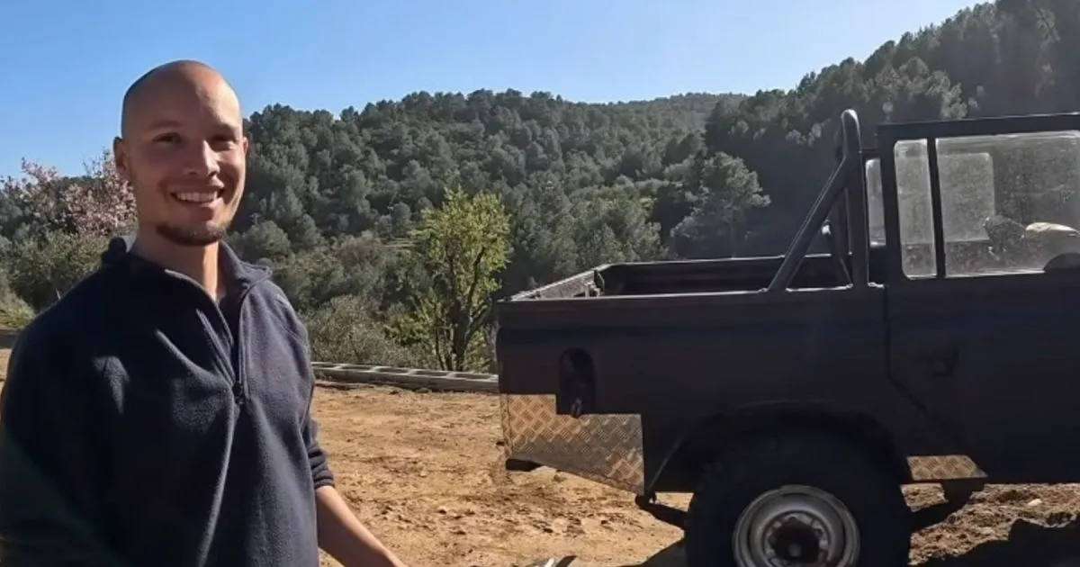 Se fue a vivir al campo con su perro: así es la casa autosuficiente de Juan
