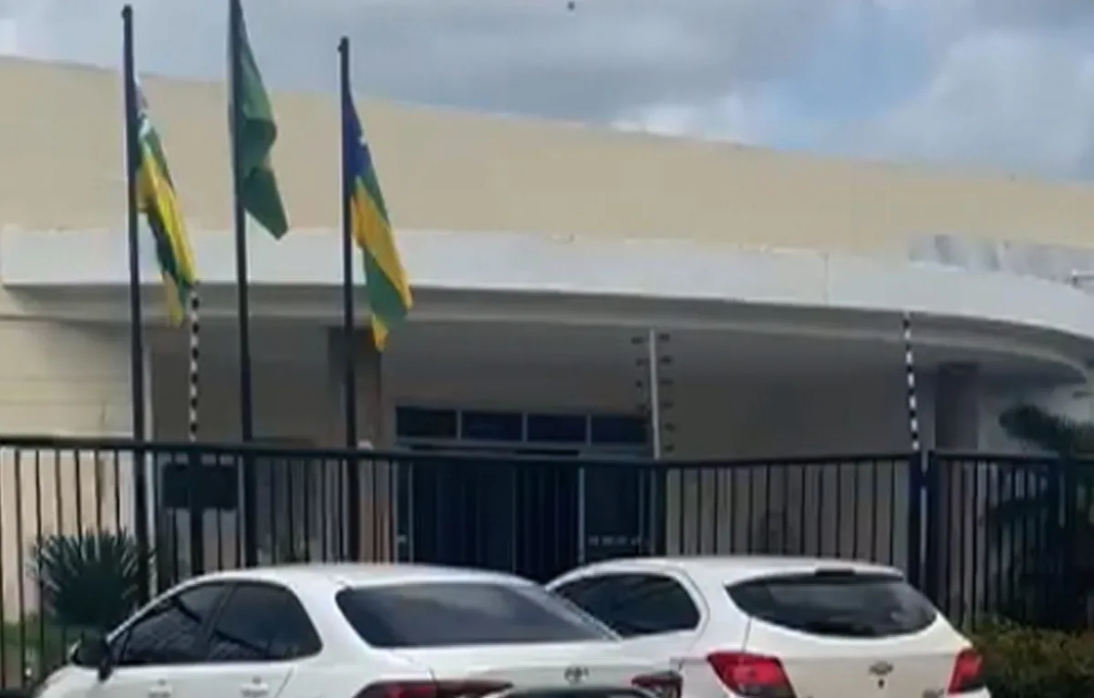 Condenado a 17 anos de prisão por tentativa de feminicídio se entrega à polícia em Sergipe