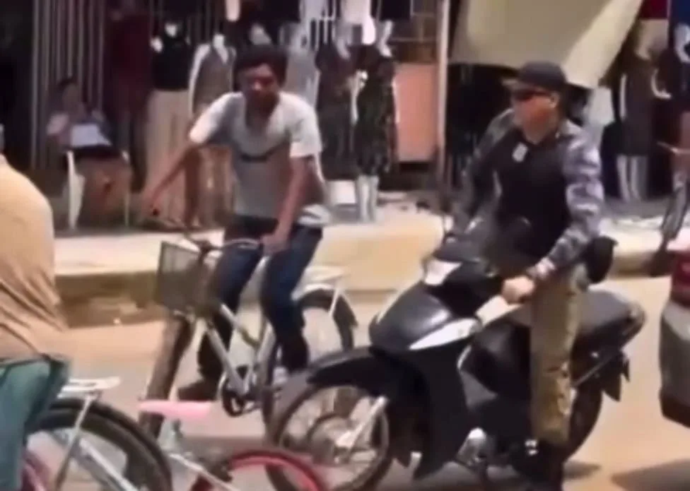 Segurança agride adolescente indígena com chutes após furto de bicicleta em Tarauacá