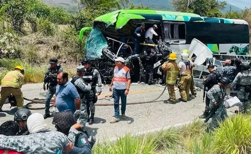 Camión de la GN impacta autobús de pasajeros en Chiapas; reportan al menos una persona fallecida y 15 heridas, entre ellas, 4 agentes