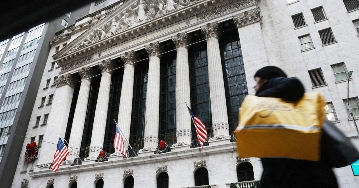 NY株反落、703ドル安 金利上昇と中東情勢に懸念広がる