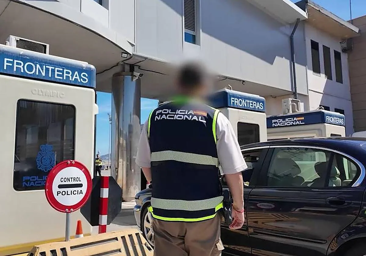 Detenidos en Ceuta 40 inmigrantes que querían llegar a la Península con documentación de otras personas