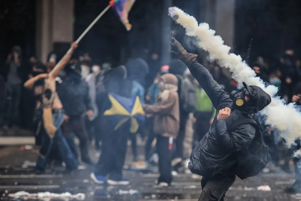 Protesto estudantil contra cortes em universidades termina em confronto com a polícia na Argentina
