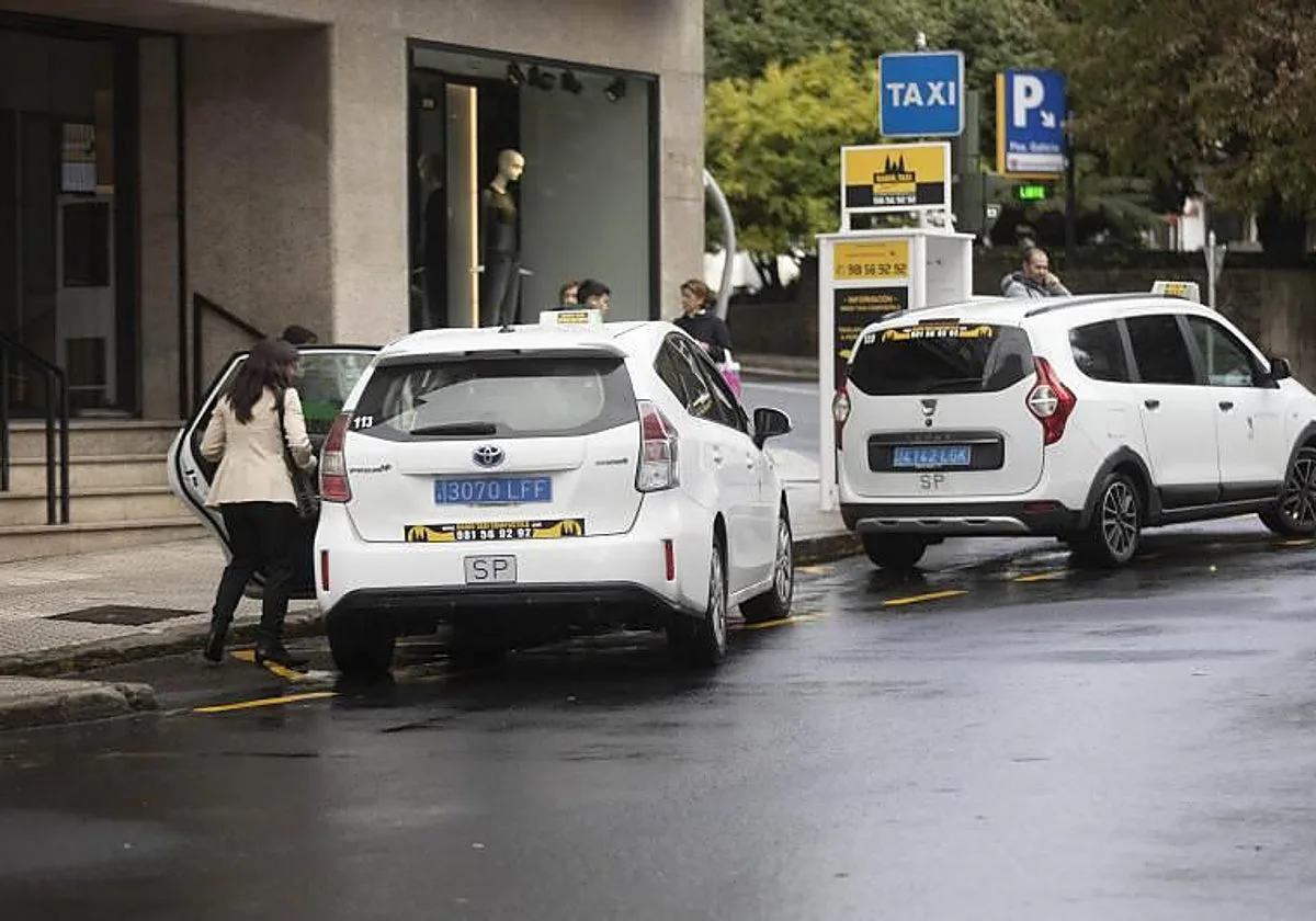 La Xunta permitirá hasta tres conductores por taxi para ampliar la oferta y las horas de servicio