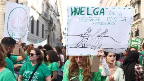 Docentes de la pública en Madrid llevan la protesta a la calle en el primer día de huelga indefinida: "La lucha es el único camino"