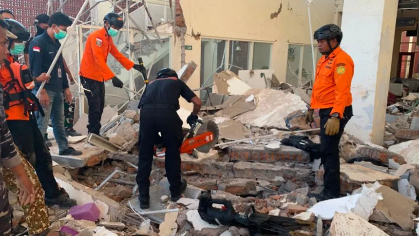 Nuevo sismo de 6,9 sacudió a Indonesia horas después de registrar uno de 7,7 que dejó 47 fallecidos
