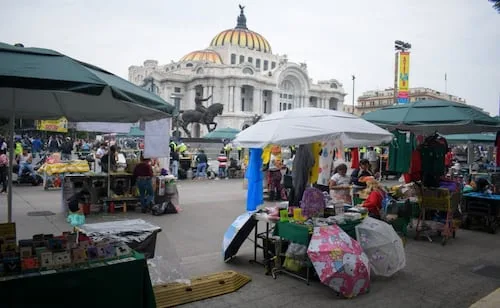 Comerciantes mantienen bloqueo por cuarto día en la Alameda Central; exigen frenar lineamientos de reordenamiento