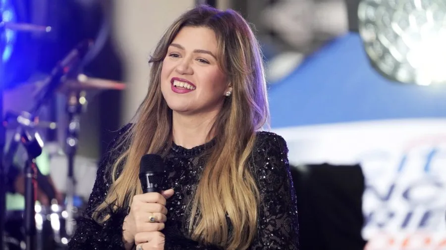 Brooklyn shop owner reports death threats from Kelly Clarkson fans