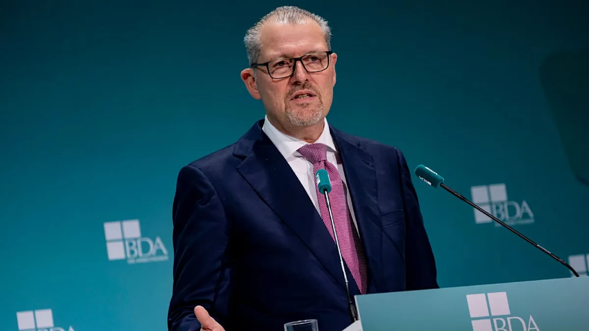 Heute spricht Merz bei den Arbeitgebern - Wirtschaft fordert weniger Geld für Arbeitslose