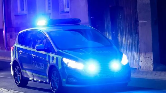 Kind in Klinik: Auto fährt gegen Fahrradanhänger – Kind schwer verletzt