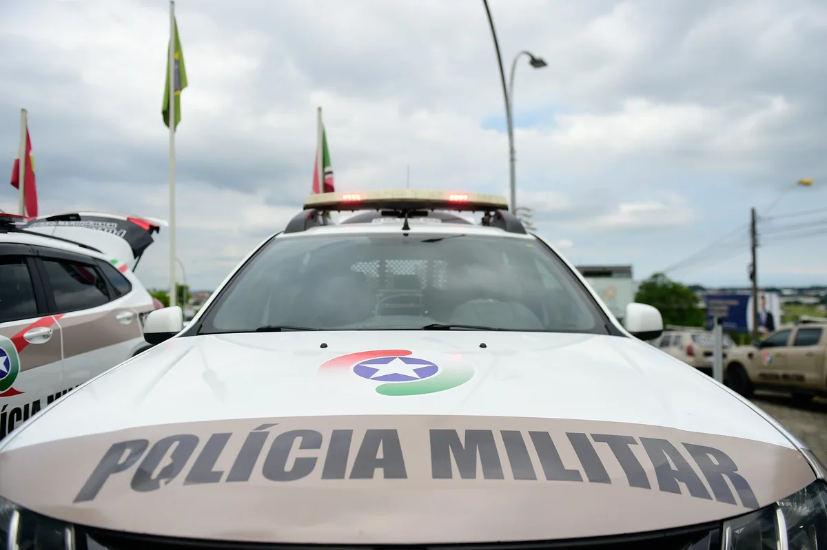 Homem suspeito de furtar carro é morto pela PM após perseguição, batida e fuga para mata em SC