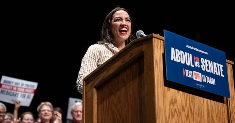 Ocasio-Cortez doa 1 milhão para ajudar campanha de El-Sayed