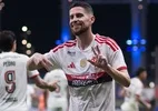Flamengo perde um montão de gols, faz outro montão e lidera com arte