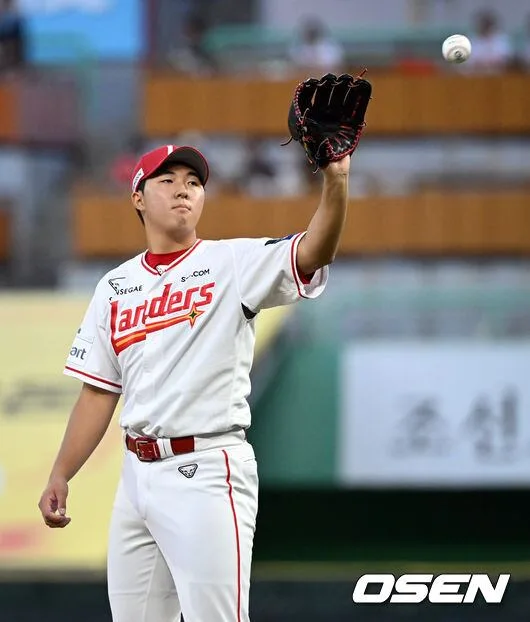[사진]공 건네받는 SSG 선발 김민준