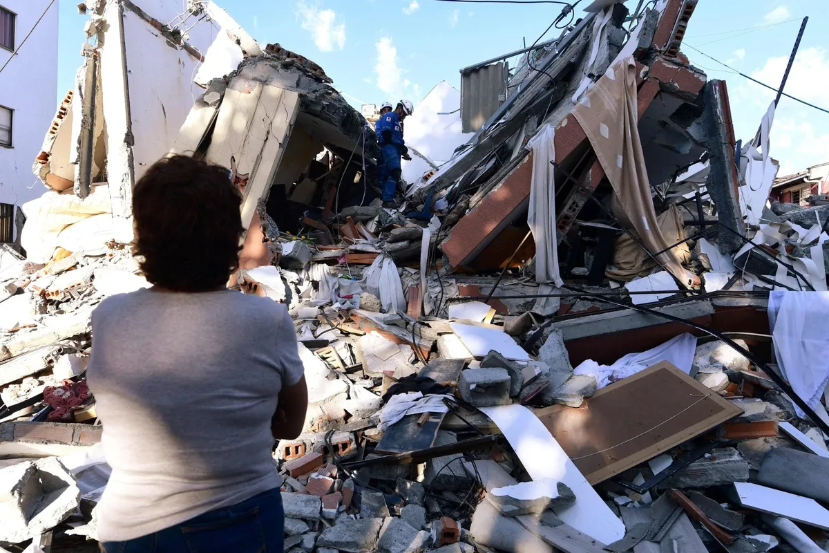Tenaces sobrevivientes, edificios en ruinas y osos de peluche entre los escombros, testigos del terremoto que estremeció a Colombia