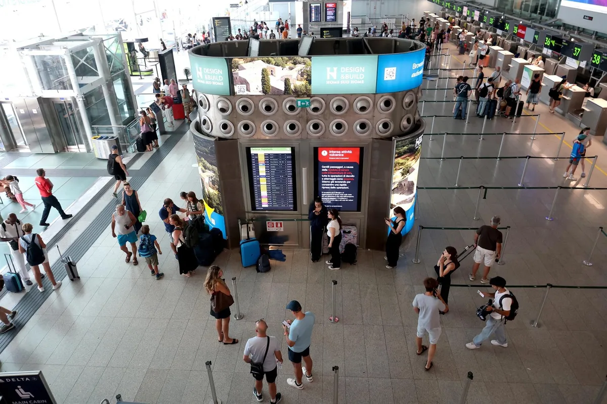 El aeropuerto de Catania en Sicilia vuelve a restringir los aterrizajes por el Etna hasta este martes