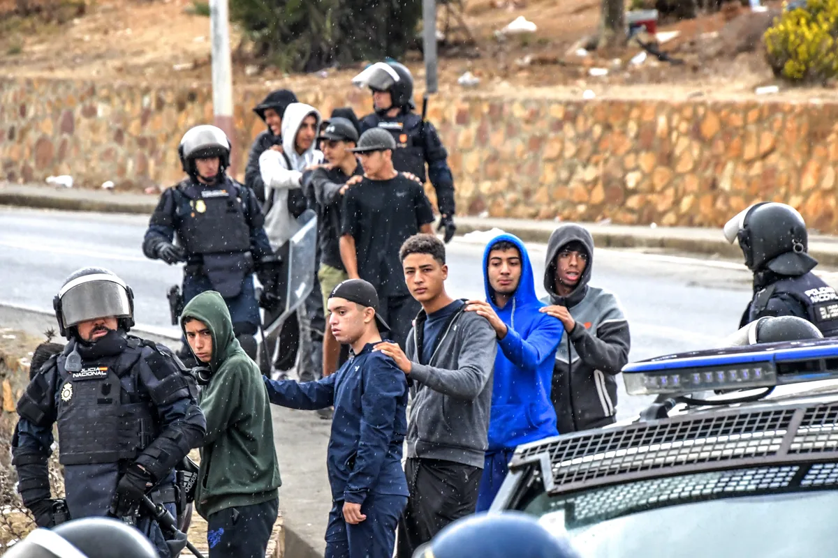 Más de 350 agentes desalojan los últimos asentamientos de migrantes en Ceuta