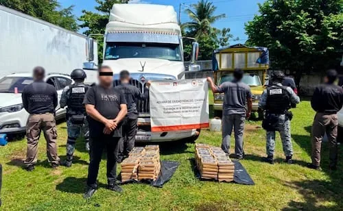Aseguran 171 kilos de cocaína oculta en tanques de combustible de un tractocamión en Chiapas; hay un detenido