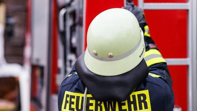 Warnung der Feuerwehr: Großbrand in Premnitz: 20 Tonnen Batterien brennen