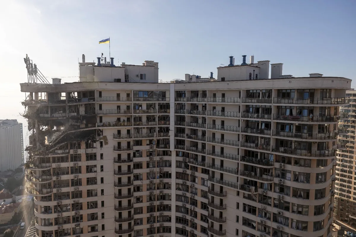 Ukraine : quatre morts dans des frappes russes nocturnes, Zelensky veut voir Poutine au G20