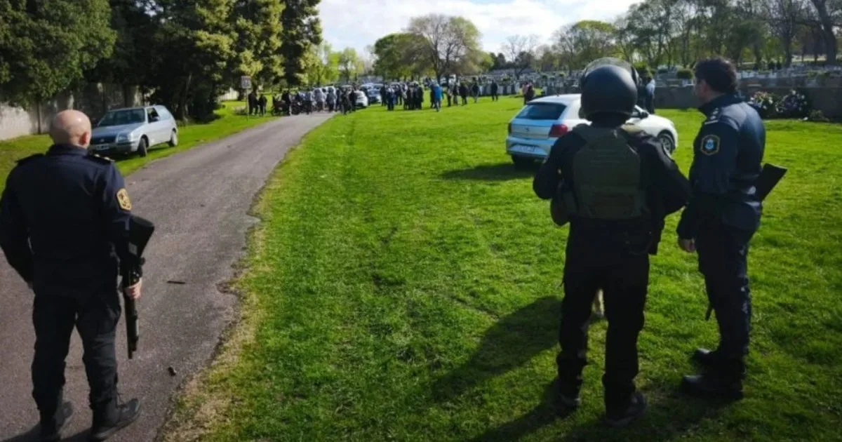 Despidieron a un muerto con una caravana a contramano y a los tiros: cuando salían del cementerio les secuestraron 42 motos
