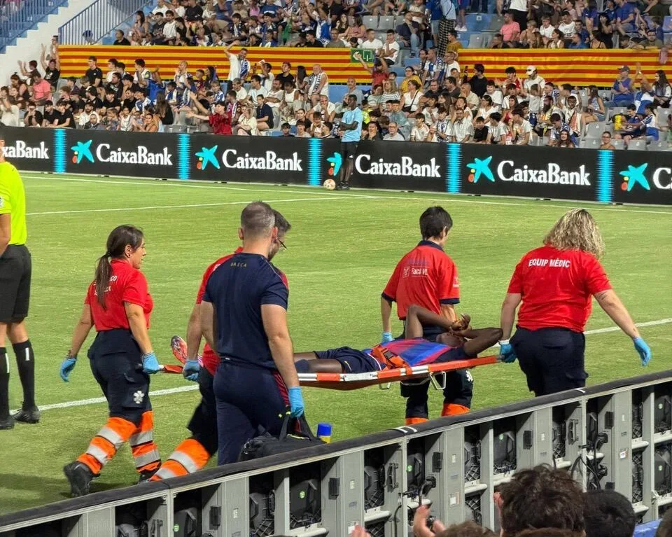 Jesse Bisiwu se lesiona y es retirado en camilla