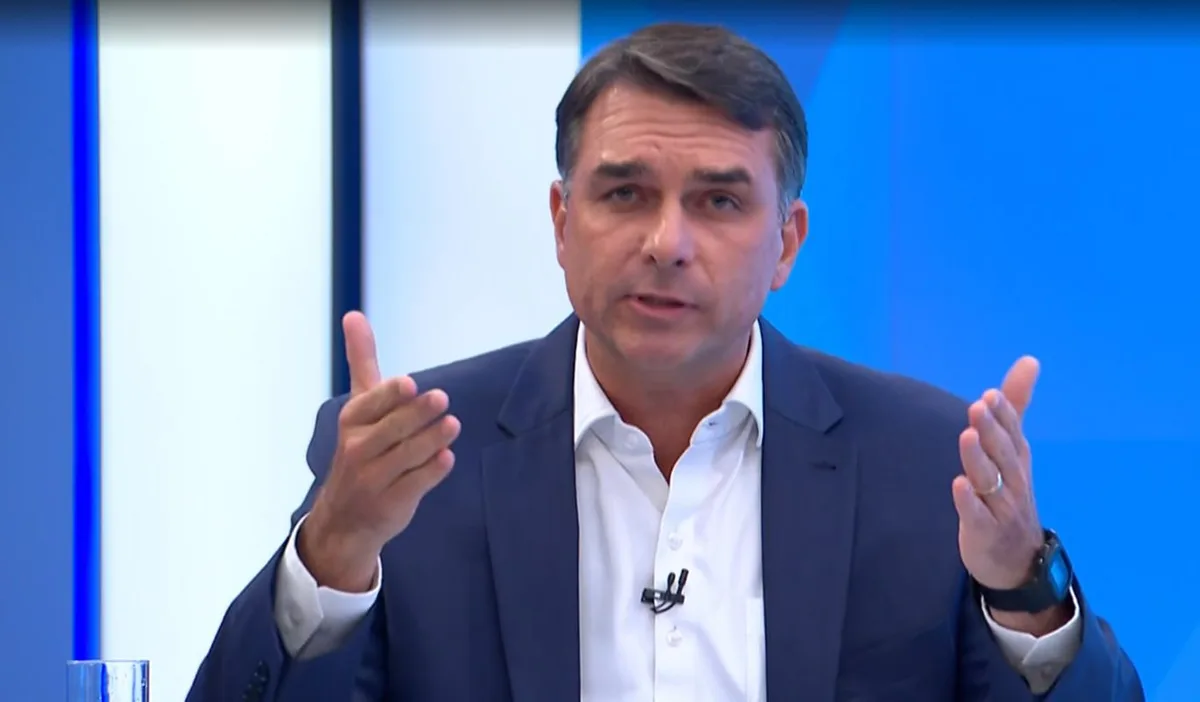 Flávio chama de “detalhezinho” projeto para retirar marcação de munições